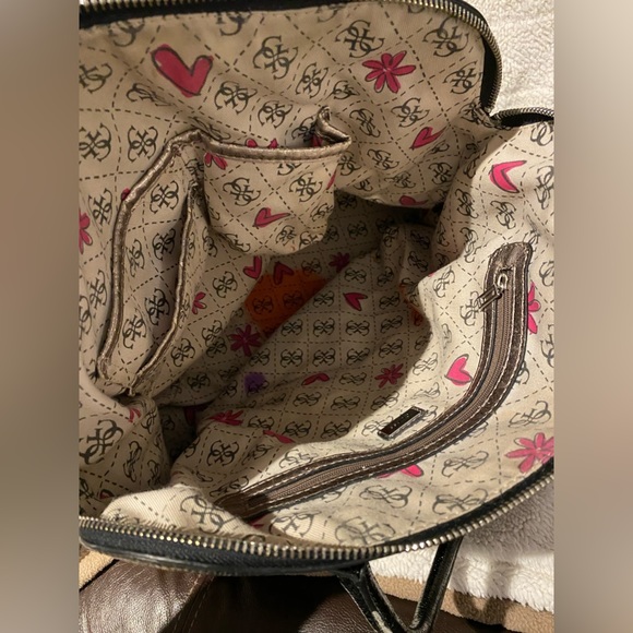 Guess purse - Picture 3 of 4